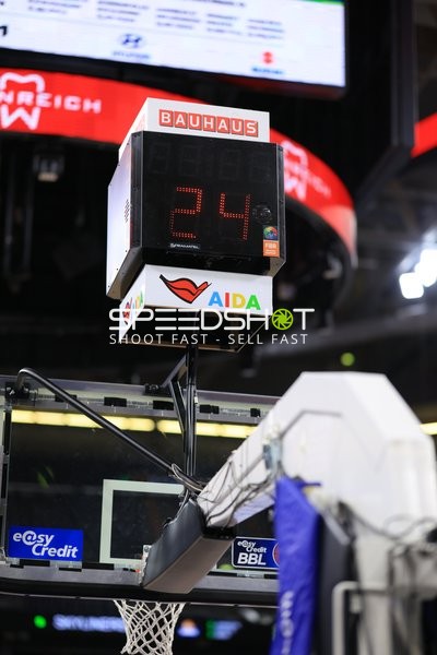 Stadion-Szene mit Korb und Scoreboard