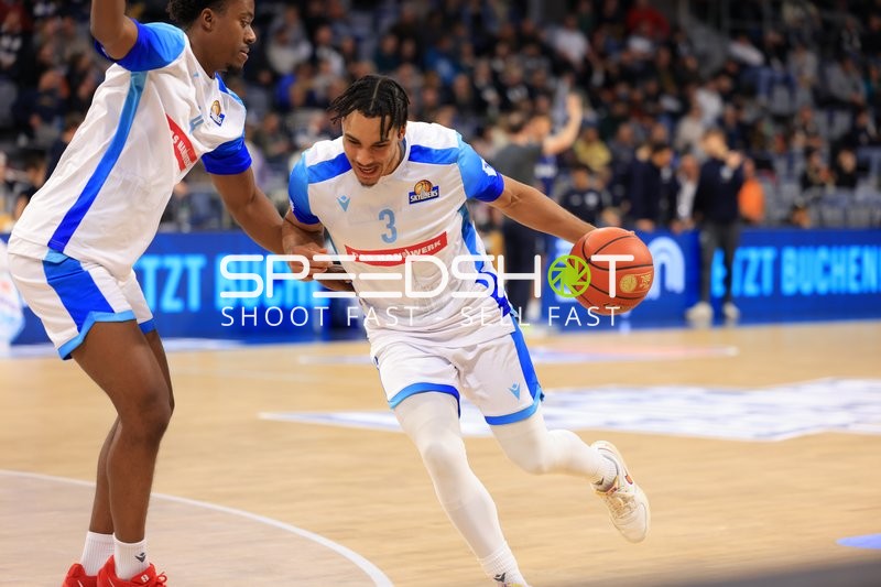 Spielaktion mit Garai Zeeb (3; Frankfurt Skyliners)