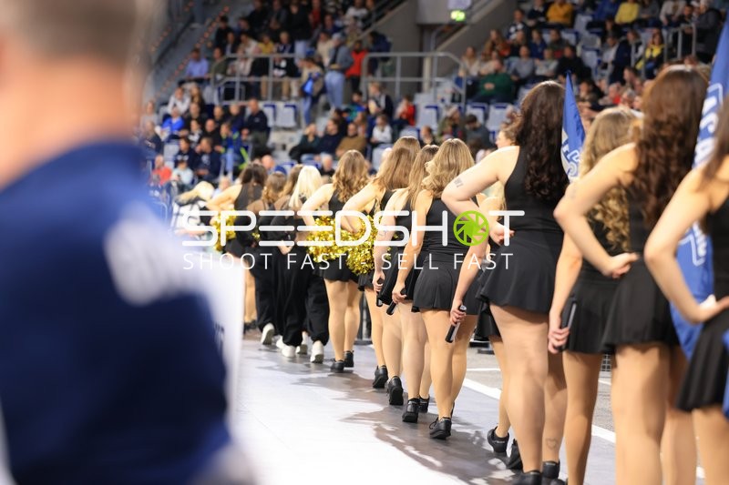 Basketball-Szene mit Cheerleadern