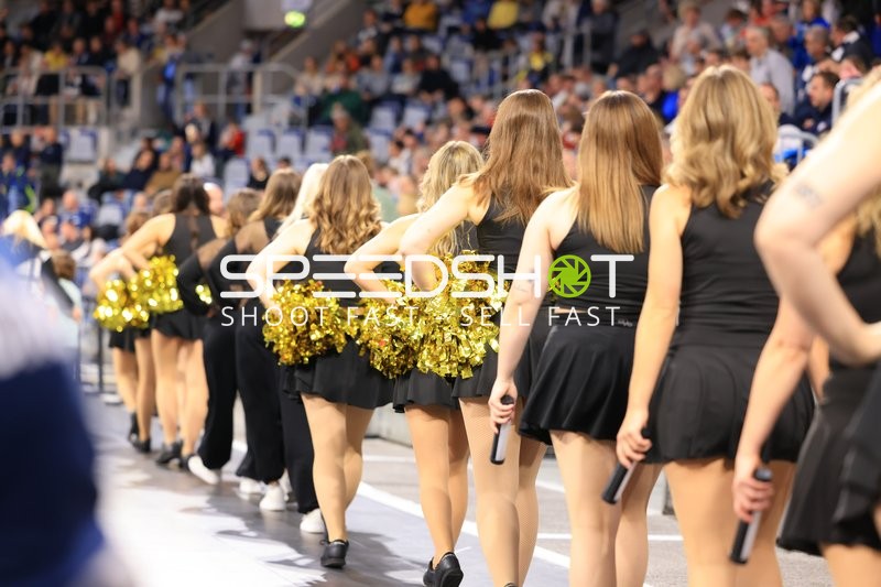 Cheerleader am Spielfeldrand