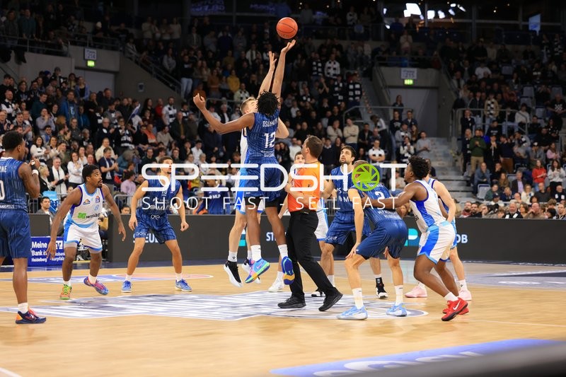 Spielaktion mit Mateo Seric (21; MLP Academics Heidelberg) und William Christmas (8; Frankfurt Skyliners)