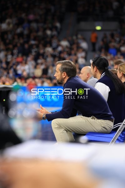 Offizielle am Spielfeldrand in Aktion