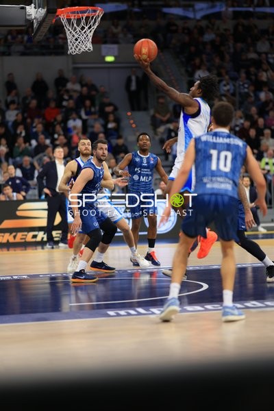 Samuell Williamson (10; MLP Academics Heidelberg) mit Wurf am Korb