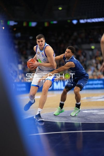 25; MLP Academics Heidelberg mit Ball in Aktion