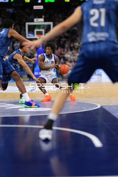 Osun Osunniyi (12; MLP Academics Heidelberg) mit Ball in Aktion