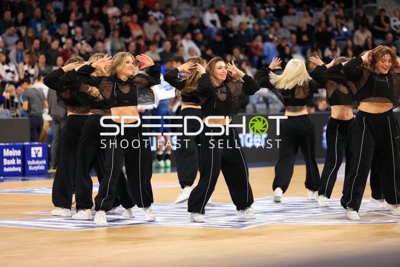 Basketball-Szene mit Tänzerinnen