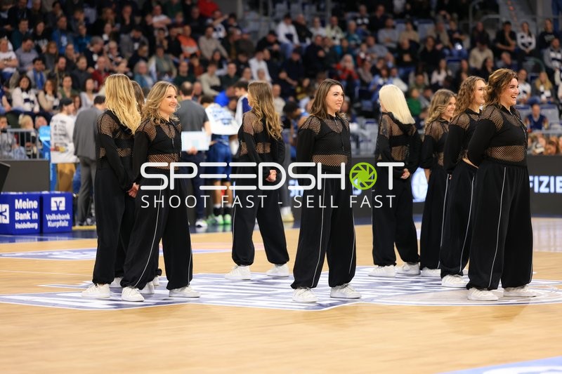 Basketball-Szene mit Cheerleadern