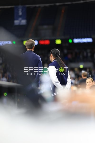 Szene mit Offiziellen in der Halle