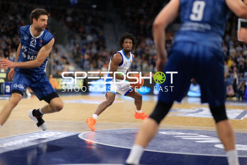 Spielaktion mit Mateo Seric (21; MLP Academics Heidelberg) und Isaiah Swope (1; Frankfurt Skyliners)