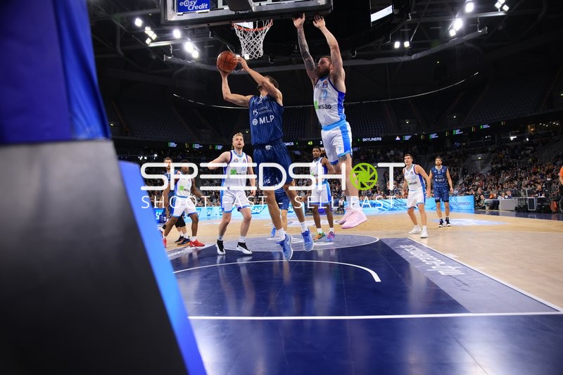 Spielaktion mit Paul Zipser (9; MLP Academics Heidelberg) und Ryan Hawkins (33; Frankfurt Skyliners)