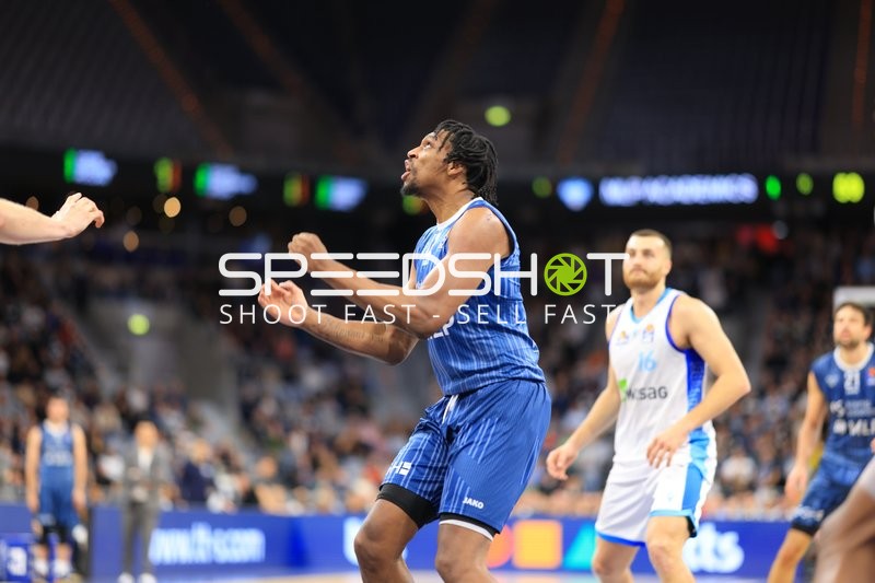 Spielaktion mit Osun Osunniyi (12; MLP Academics Heidelberg) und Radii Caisin (16; Frankfurt Skyliners)