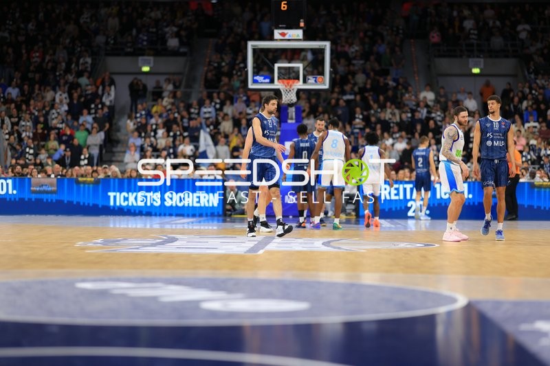 Spielaktion mit Mateo Seric (21; MLP Academics Heidelberg), Samuell Williamson (10; MLP Academics Heidelberg) und Logan Johnson (0; Frankfurt Skyliners)