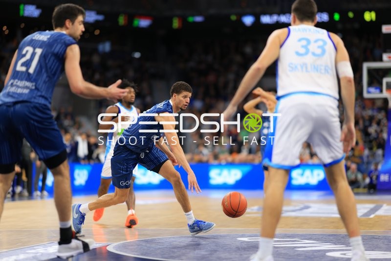 Spielaktion mit Mateo Seric (21; MLP Academics Heidelberg) und Samuell Williamson (10; MLP Academics Heidelberg)