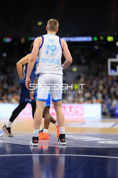 Szene mit Till Pape (19; Frankfurt Skyliners) und Dominic Vengert (8; MLP Academics Heidelberg)