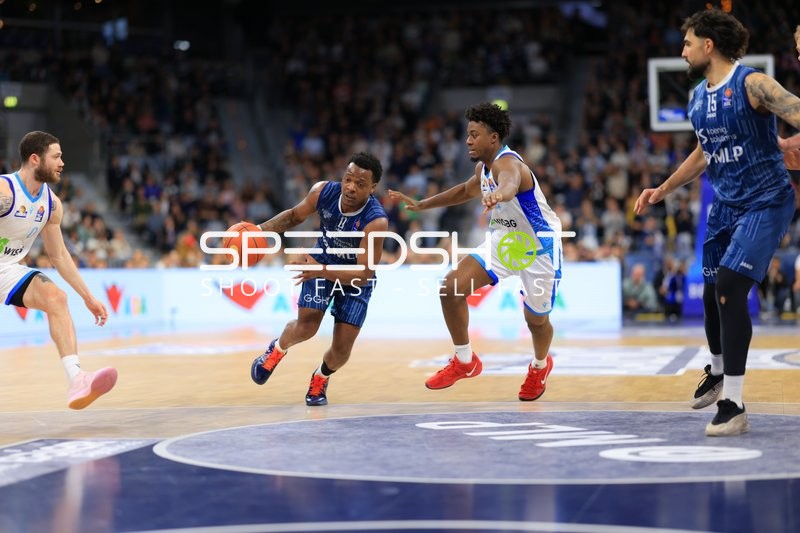 Spielaktion mit Marcel Keßen (15; MLP Academics Heidelberg) und Nahiem Alleyne (4; Frankfurt Skyliners)