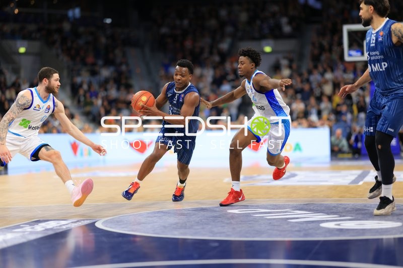 Spielaktion mit DJ Horne (0; MLP Academics Heidelberg), Josia Gentischer (4; MLP Academics Heidelberg) und Logan Johnson (0; Frankfurt Skyliners)