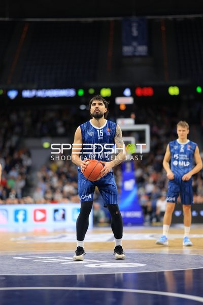 Marcel Keßen (15; MLP Academics Heidelberg) mit Ball in Aktion