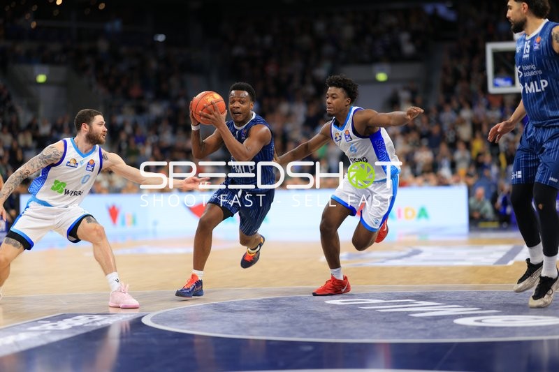 Spielaktion mit Josia Gentischer (4; MLP Academics Heidelberg) und DJ Horne (0; MLP Academics Heidelberg)