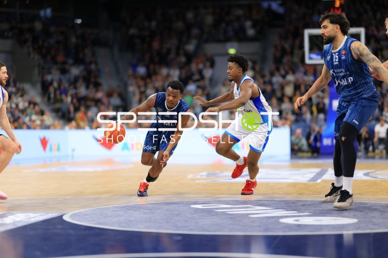Spielaktion mit Marcel Keßen (15; MLP Academics Heidelberg) und Nahiem Alleyne (4; Frankfurt Skyliners)