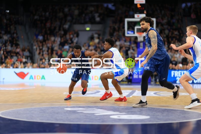 Spielaktion mit Marcel Keßen (15; MLP Academics Heidelberg) und Nahiem Alleyne (4; Frankfurt Skyliners)