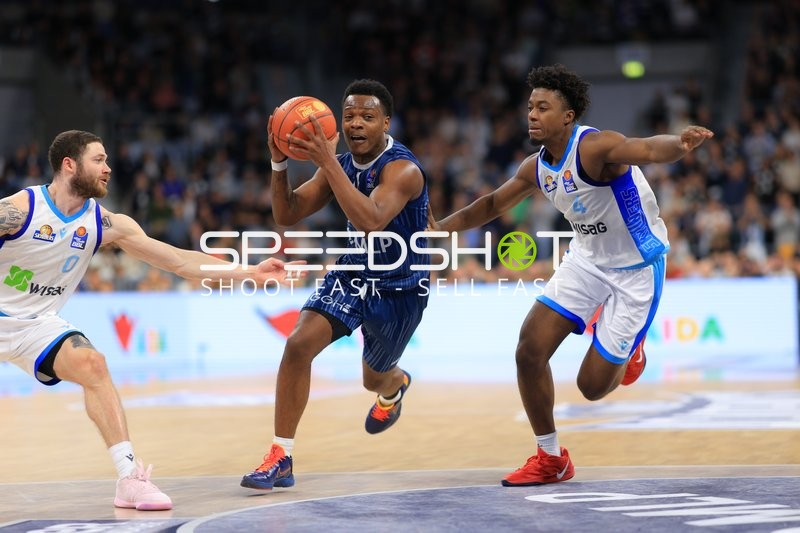 Josia Gentischer (4; MLP Academics Heidelberg) mit Ball in Aktion