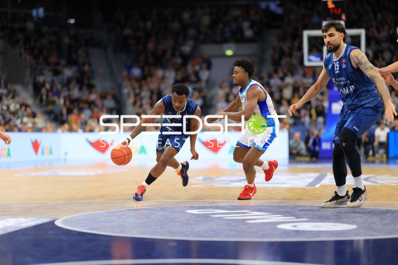 Marcel Keßen (15; MLP Academics Heidelberg) mit Ball, Nahiem Alleyne (4; Frankfurt Skyliners) verteidigt gegen DJ Horne (0; MLP Academics Heidelberg)