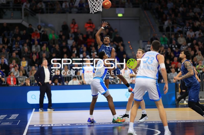 Spielaktion mit DJ Horne (0; MLP Academics Heidelberg), Marcel Keßen (15; MLP Academics Heidelberg) und Till Pape (19; Frankfurt Skyliners)