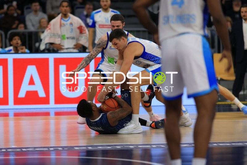 Spielaktion mit Logan Johnson (0; Frankfurt Skyliners) und Ryan Hawkins (33; Frankfurt Skyliners)