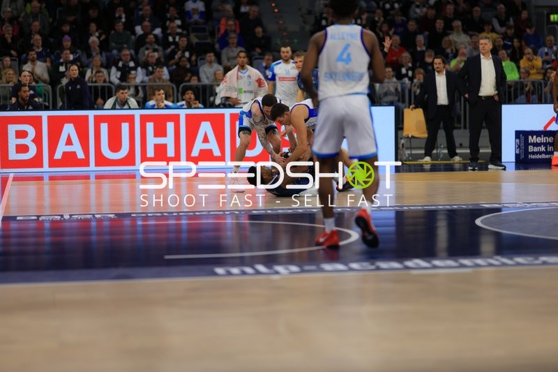 Spielaktion mit Niklas Würzner (2; MLP Academics Heidelberg) und Jaedon Le Dee (13; Frankfurt Skyliners)