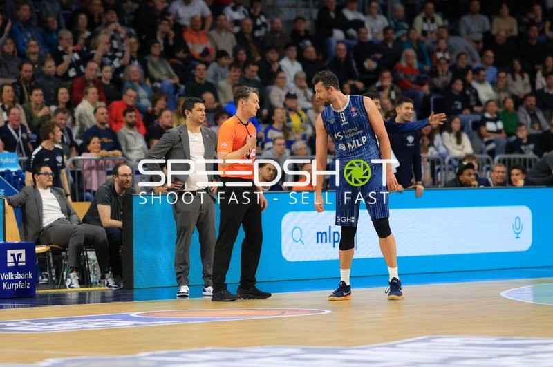 Szene mit Paul Zipser (9; MLP Academics Heidelberg) und Teammitgliedern