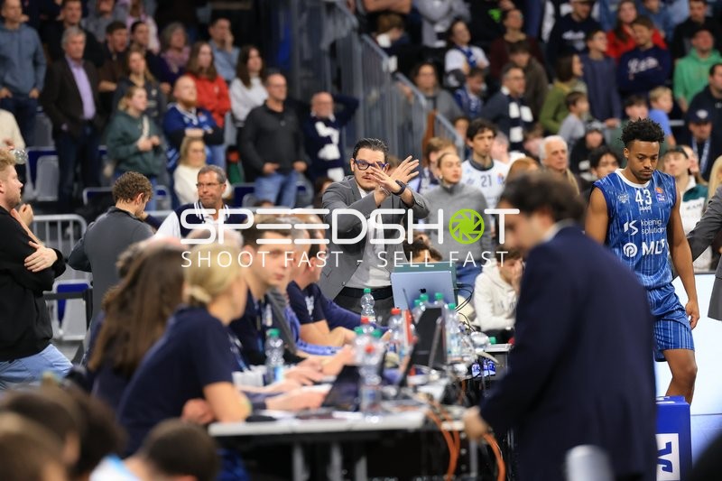 Szene mit Eric Reed Jr. (43; MLP Academics Heidelberg) und Teammitgliedern