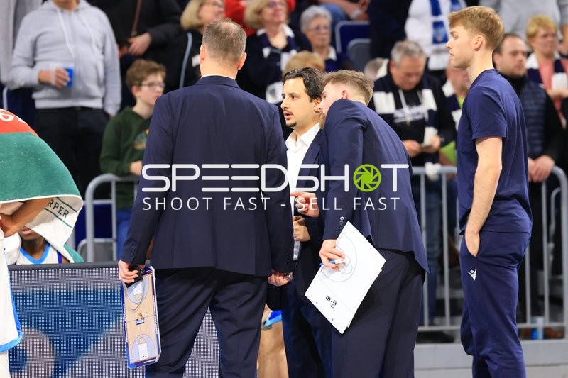 Szene mit Marcus Domask (12; Frankfurt Skyliners) und Sepehr Tarrah (998; Frankfurt Skyliners)