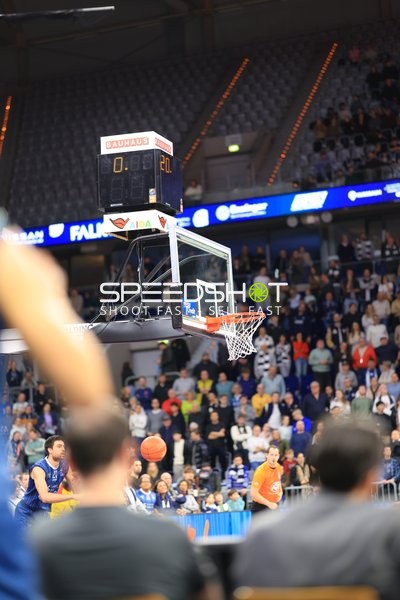 Spielaktion mit Michael Weathers (20; MLP Academics Heidelberg) und Christoph Philipps (10; Frankfurt Skyliners)