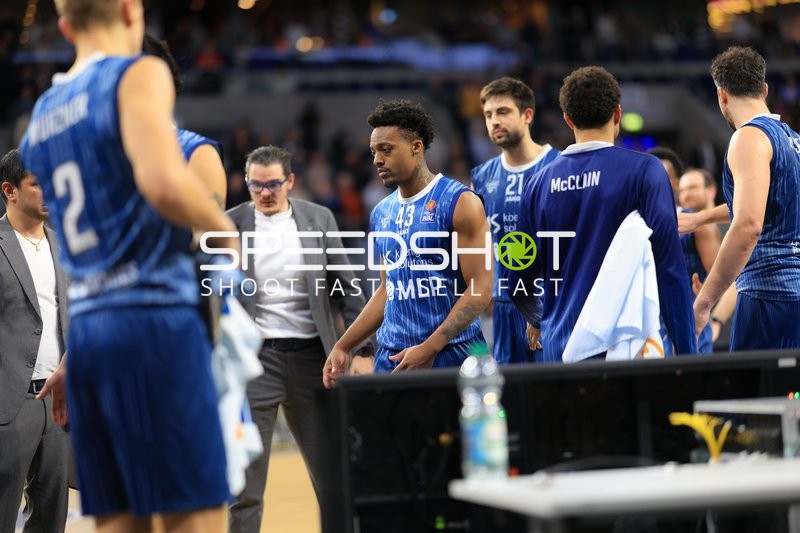 Szene mit Mateo Seric (21; MLP Academics Heidelberg), Eric Reed Jr. (43; MLP Academics Heidelberg) und Carlo Finetti (998; MLP Academics Heidelberg)