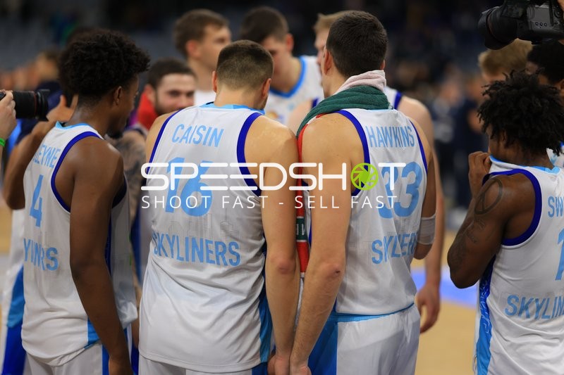 Szene mit Radii Caisin (16; Frankfurt Skyliners) und Ryan Hawkins (33; Frankfurt Skyliners)