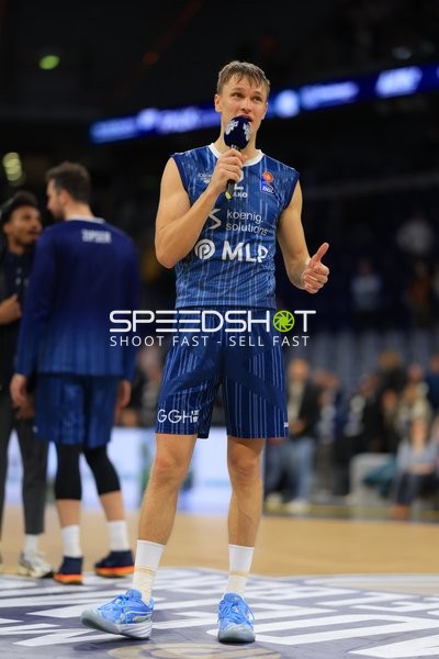 Niklas Würzner (2; MLP Academics Heidelberg) spricht ins Mikrofon