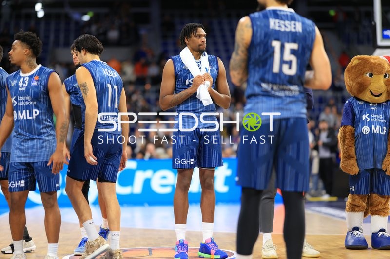 Szene mit Osun Osunniyi (12; MLP Academics Heidelberg) und Eric Reed Jr. (43; MLP Academics Heidelberg)