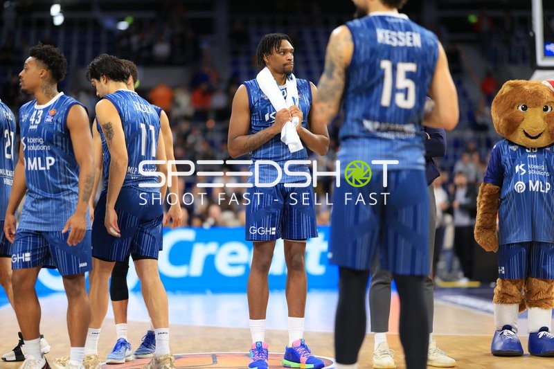 Szene mit Osun Osunniyi (12; MLP Academics Heidelberg) und Eric Reed Jr. (43; MLP Academics Heidelberg)