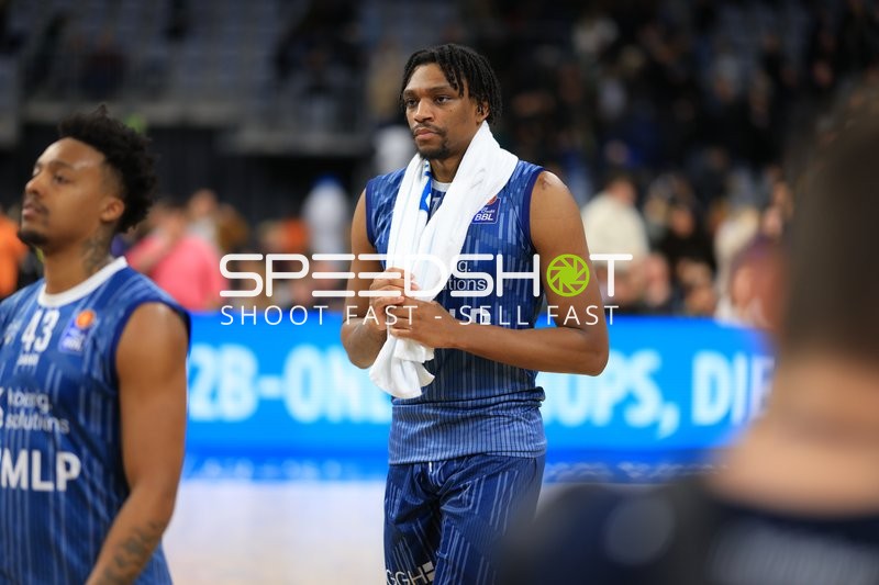 Szene mit Osun Osunniyi (12; MLP Academics Heidelberg) und Eric Reed Jr. (43; MLP Academics Heidelberg)