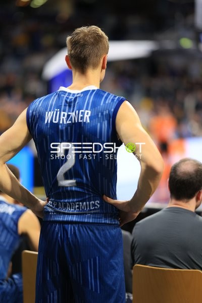 Niklas Würzner (2; MLP Academics Heidelberg) am Spielfeldrand