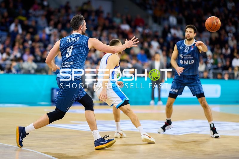 Mateo Seric (21; MLP Academics Heidelberg) mit Pass, Paul Zipser (9; MLP Academics Heidelberg) und Christoph Philipps (10; Frankfurt Skyliners) in Aktion