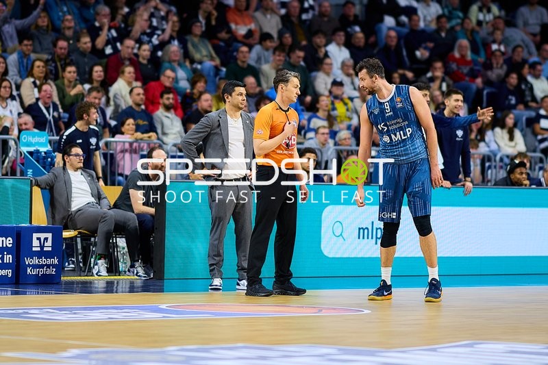 Szene mit Paul Zipser (9; MLP Academics Heidelberg) und Kevin McClain (3; MLP Academics Heidelberg)