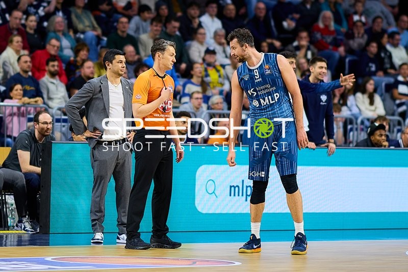 Szene mit Paul Zipser (9; MLP Academics Heidelberg) und Teamstaff