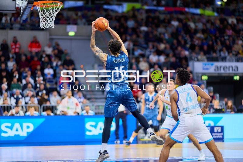 Marcel Keßen (15; MLP Academics Heidelberg) mit Ball in der Luft