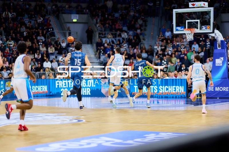 Spielaktion mit Marcel Keßen (15; MLP Academics Heidelberg) und Ryan Hawkins (33; Frankfurt Skyliners)