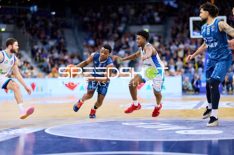 Spielaktion mit Marcel Keßen (15; MLP Academics Heidelberg) und Nahiem Alleyne (4; Frankfurt Skyliners)