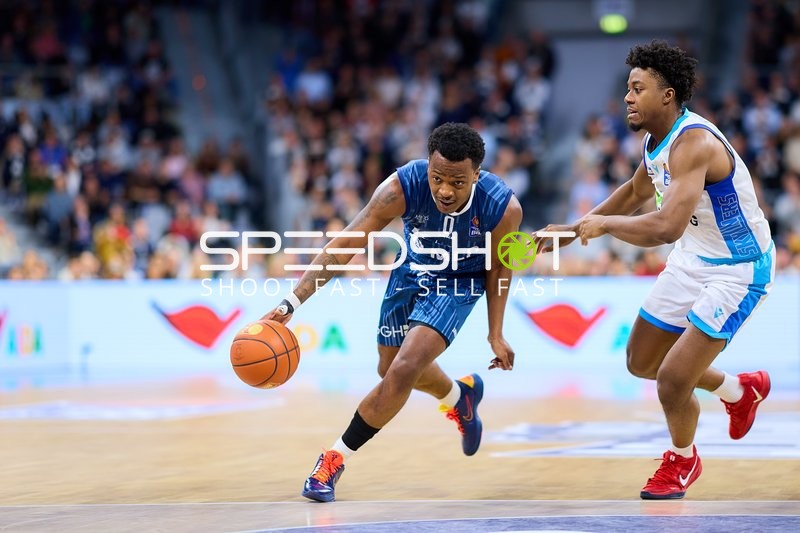 Nahiem Alleyne (4; Frankfurt Skyliners) mit Ball, DJ Horne (0; MLP Academics Heidelberg) verteidigt