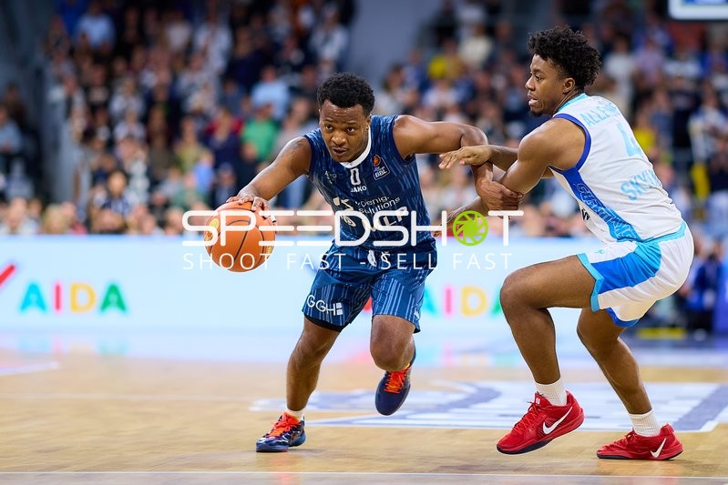 Nahiem Alleyne (4; Frankfurt Skyliners) und DJ Horne (0; MLP Academics Heidelberg) in Aktion