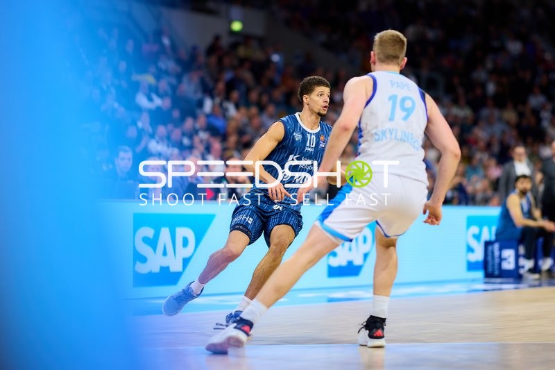 Samuell Williamson (10; MLP Academics Heidelberg) und Till Pape (19; Frankfurt Skyliners) in Aktion