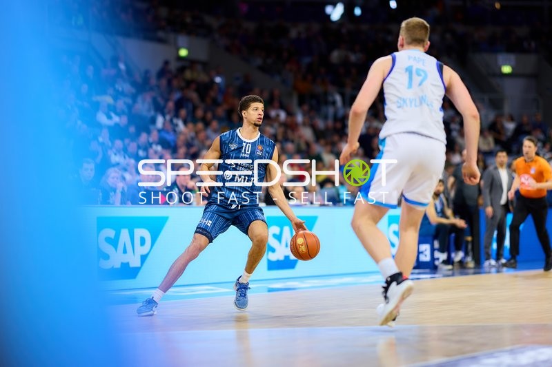 Samuell Williamson (10; MLP Academics Heidelberg) mit Ball gegen Till Pape (19; Frankfurt Skyliners)
